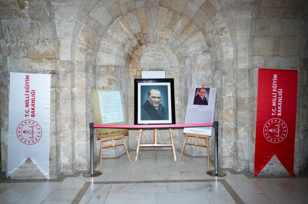 Turkish ministry unveils iconic Atatürk portrait in special exhibit