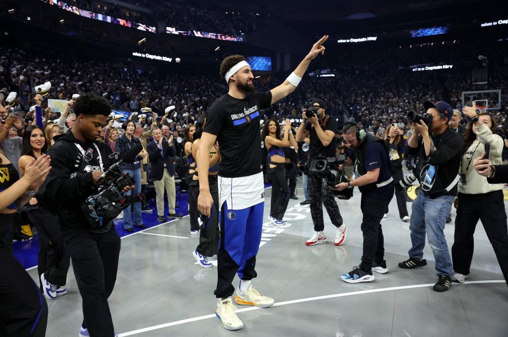 Klay Thompson gets warm welcome in emotional return to Chase Center