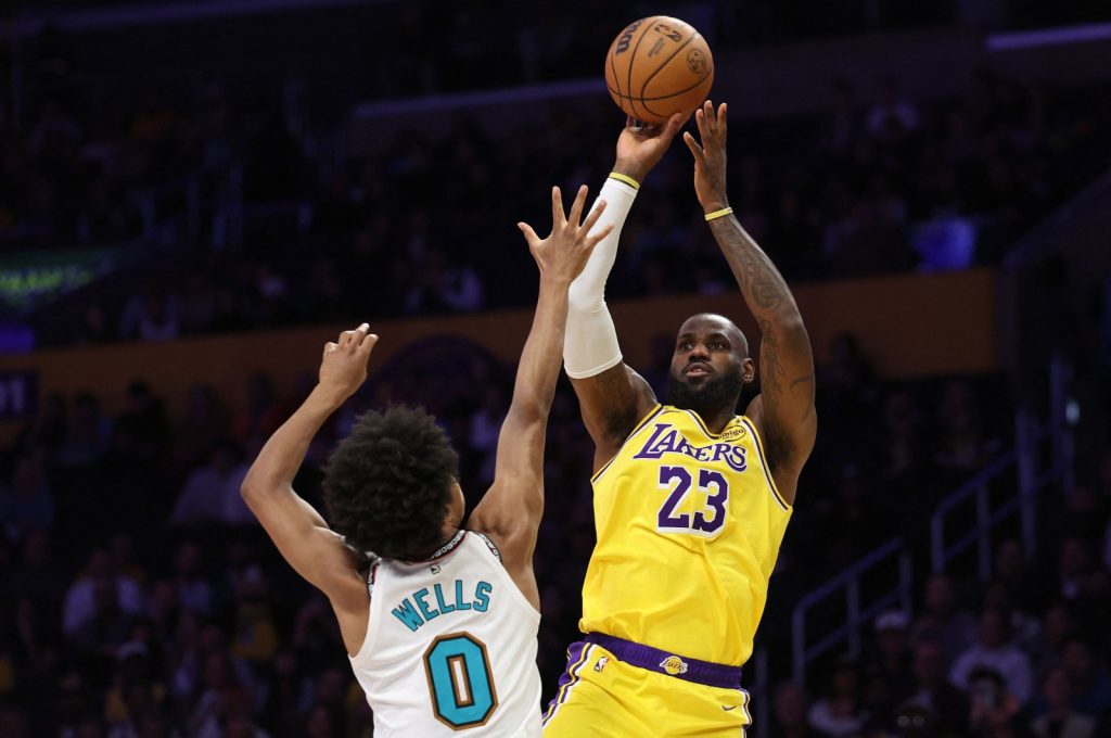 LeBron James leads Lakers to win with 3rd straight triple-double