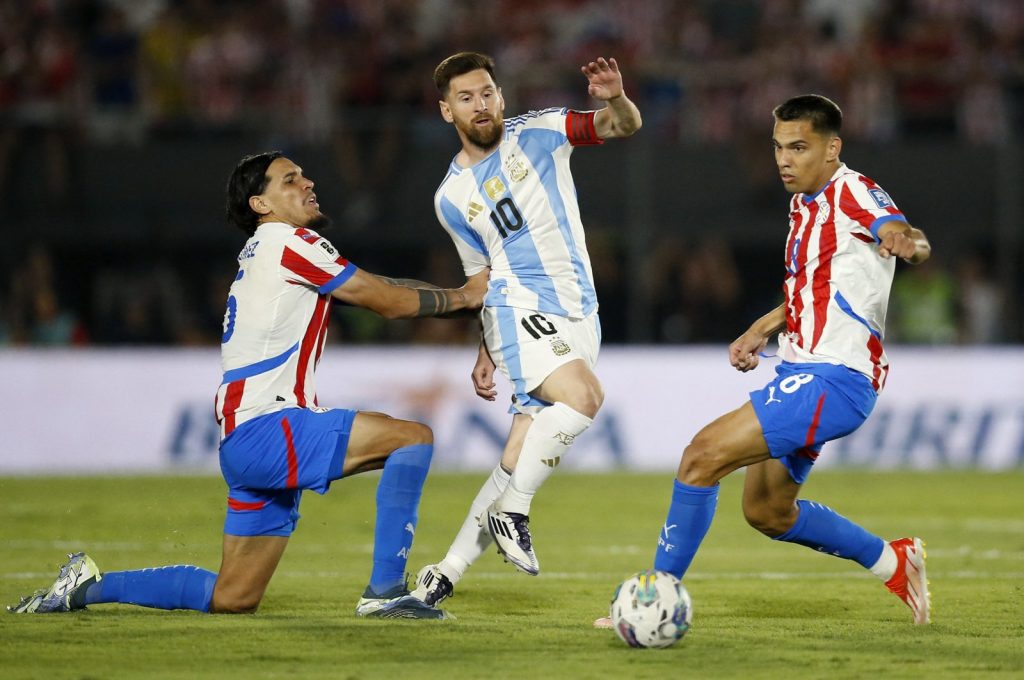 Messi falls in Paraguay, Vinicius misses chance in Venezuela