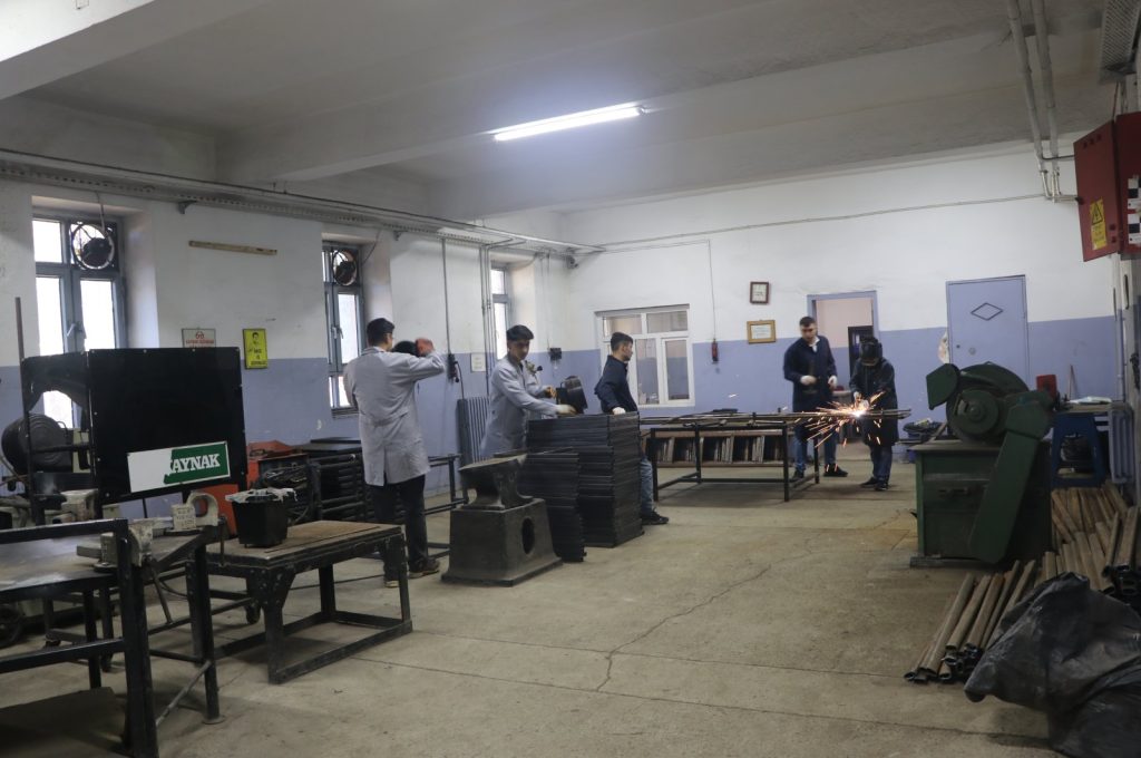 Diyarbakır vocational students in Türkiye produce furniture for schools