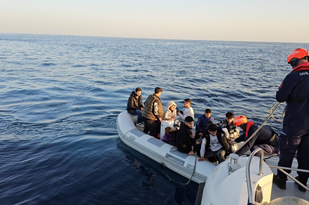 Türkiye rounds up 1,644 irregular migrants in nationwide ops