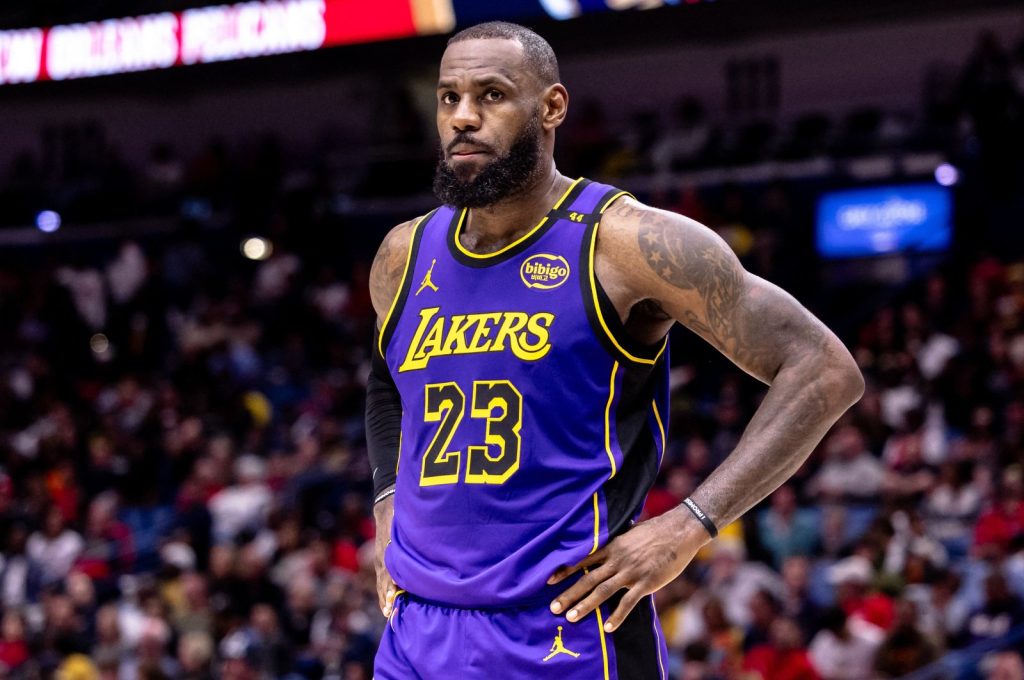 LeBron James pulls plug on social media over negative coverage