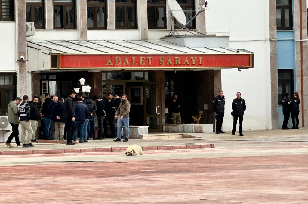 Interior Ministry replaces 2 mayors over PKK terror links