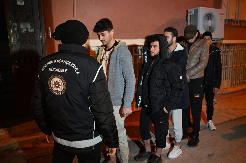 Police catch nearly 1,300 irregular migrants across Türkiye