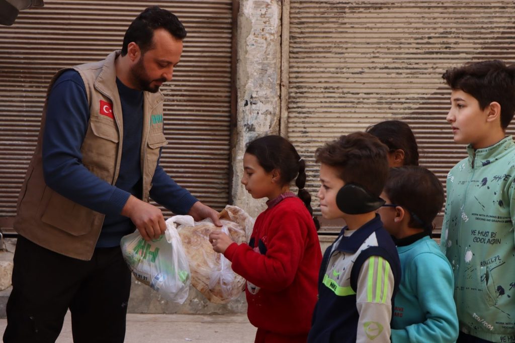 Türkiye’s IHH sends 60 truckloads of aid to Syria with winter supplies