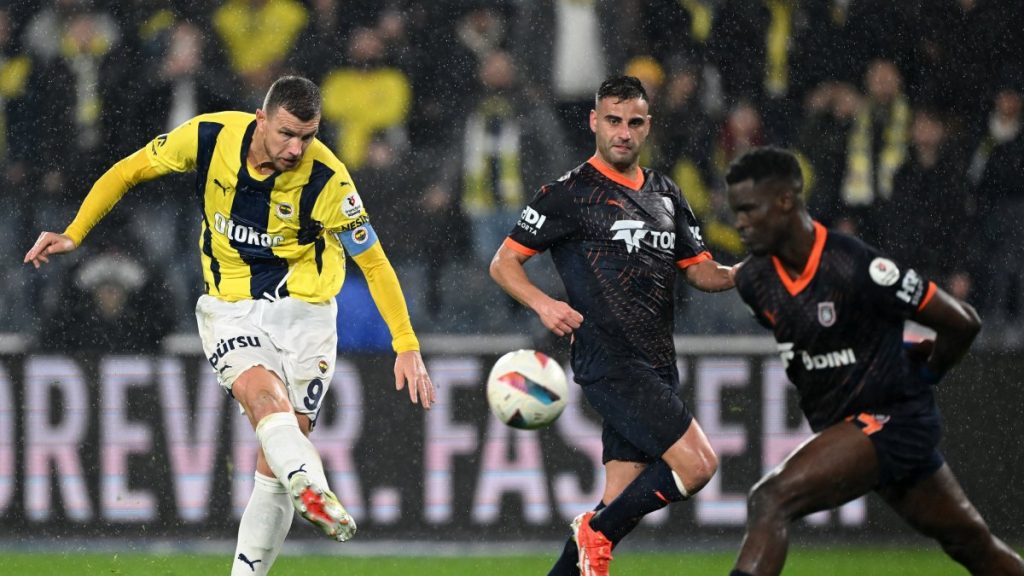 Fenerbahçe down Başakşehir 3-1 in dramatic Süper Lig victory