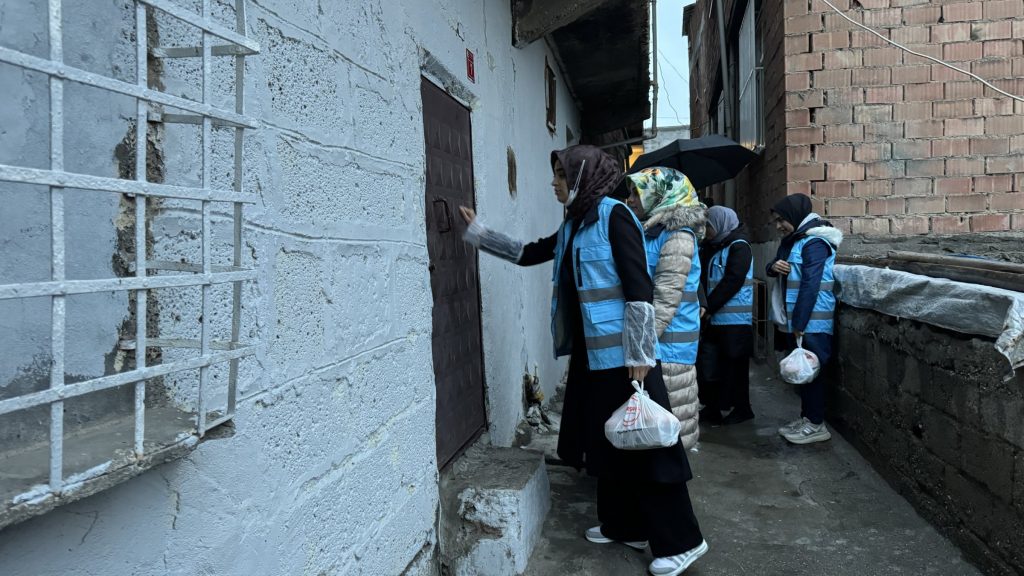 Türkiye’s Diyarbakır students support neighbors with daily meal deliveries