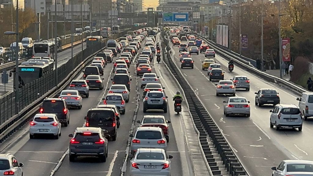 Monday morning rush causes delays on Istanbul’s roads, transport