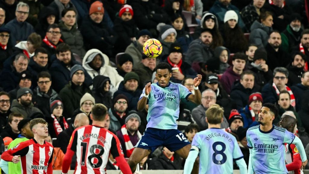 Arsenal exert pressure on leaders Liverpool with win over Brentford