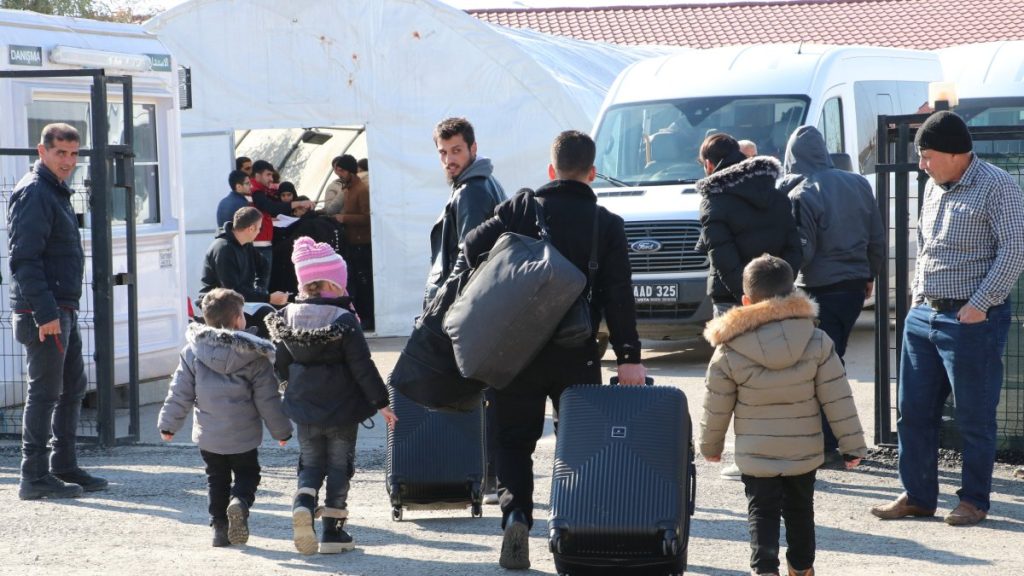 Turkish lawmakers set to monitor return of Syrian refugees