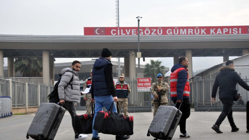 More than 52,000 ‘pioneer’ refugees return to Syria from Türkiye