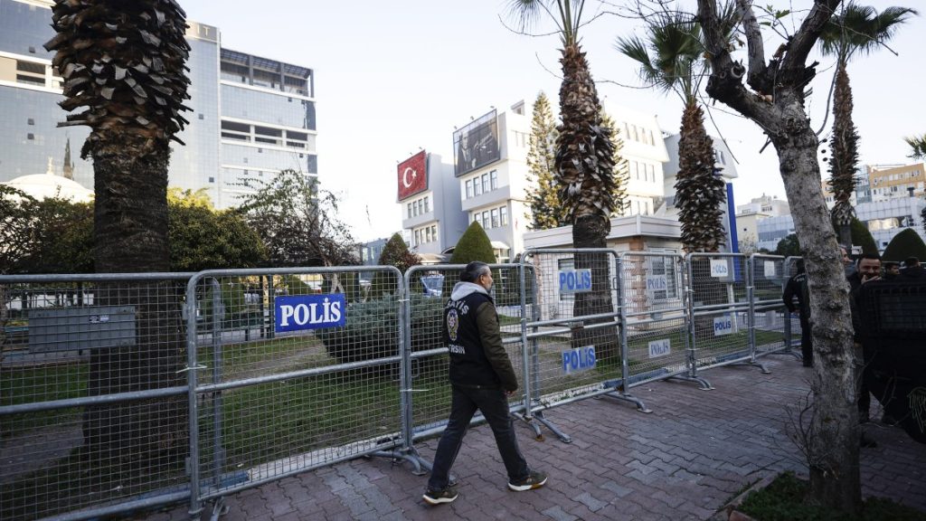 Turkish police detain PKK-linked mayor in southern Mersin