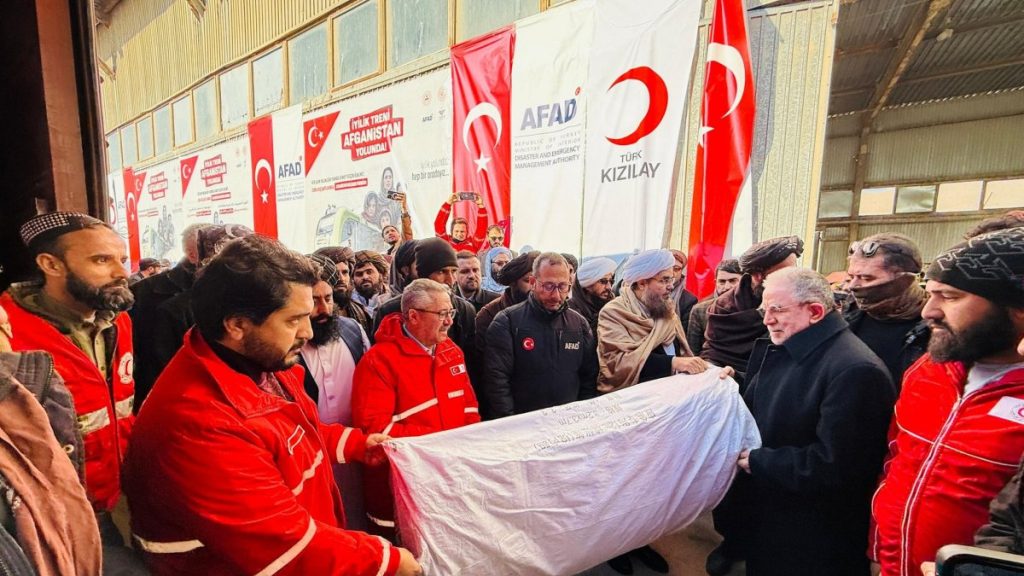 Türkiye delivers 730 tons of humanitarian aid to Afghanistan
