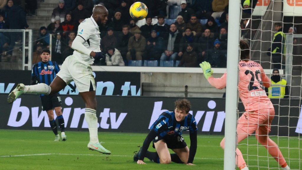 Lukaku helps Napoli extend Serie A lead, Juve see off sorry Milan