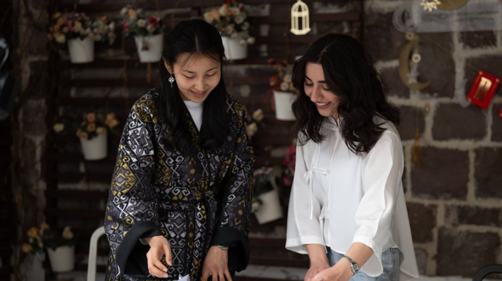 Int’l students experience Türkiye’s ebru art, Ramadan Bayram