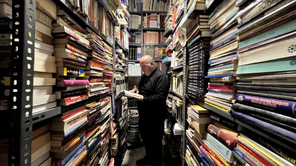 Passion for books transforms Turkish man’s home into library