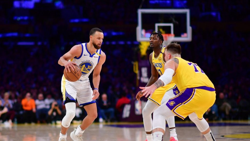 Curry heats up as Warriors outlast Lakers 123-116 in playoff preview