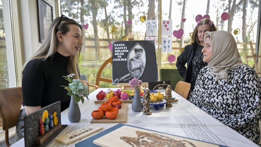 Istanbul youth offer companionship to elderly care home residents