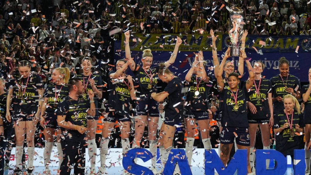Fenerbahçe slam Eczacıbaşı Dynavit to bag AXA Sigorta Women’s Cup