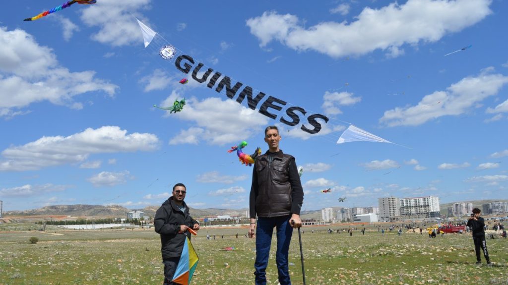 World’s tallest man joins Mardin kite festival in Türkiye