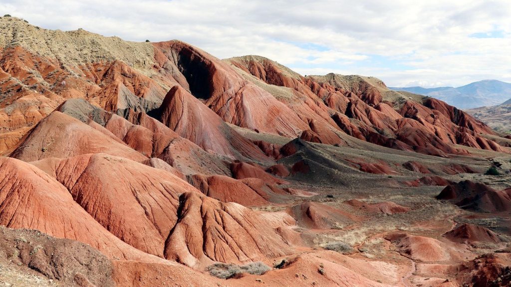 Nature photographers flock to Türkiye’s Erzurum for rainbow hills