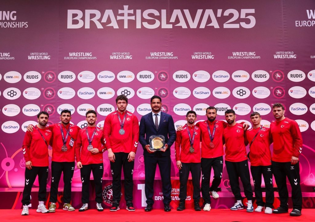 Turkish wrestlers grab 14 Euro medals as Akgül watches from stands