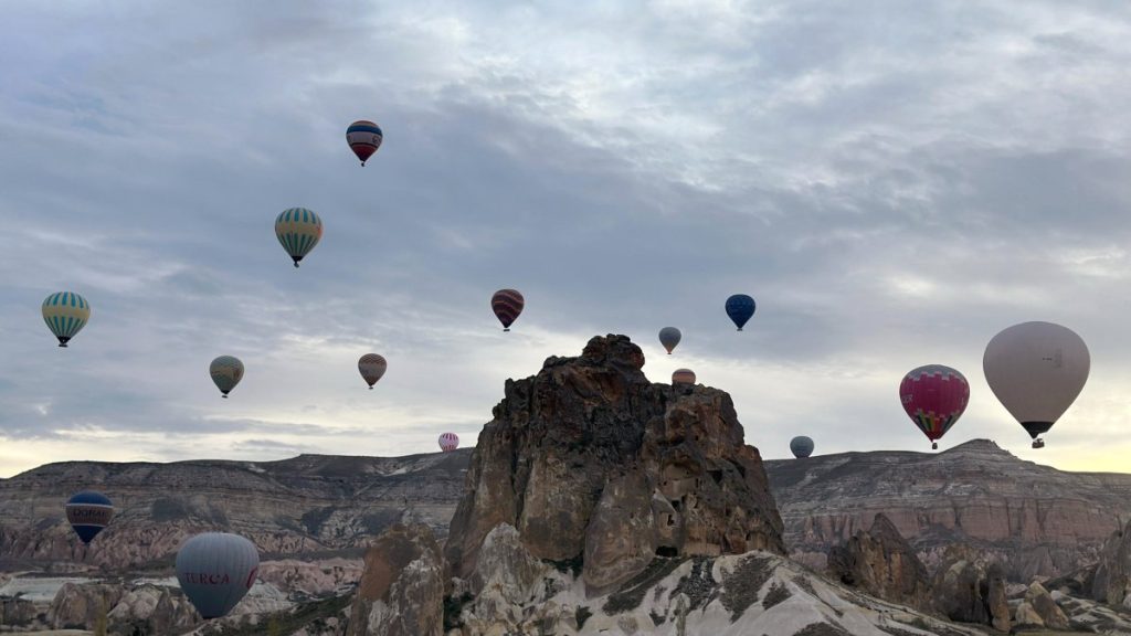 Tourists enjoy balloon flights across 7 regions in Türkiye