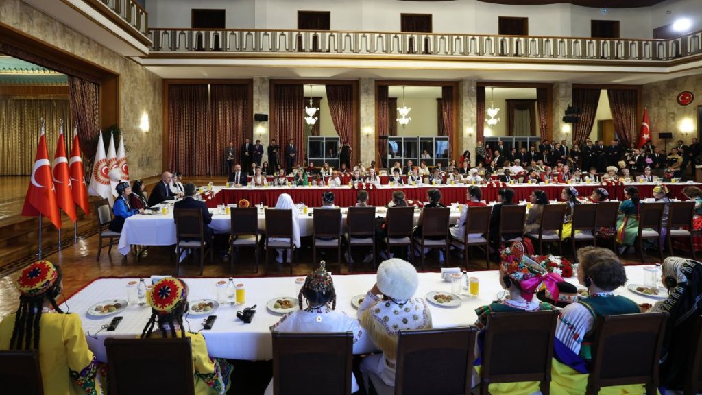 Turkish parliamentary speaker decries suffering of children