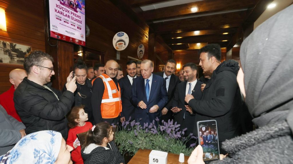President Erdoğan visits crisis center, meets citizens after Istanbul quake