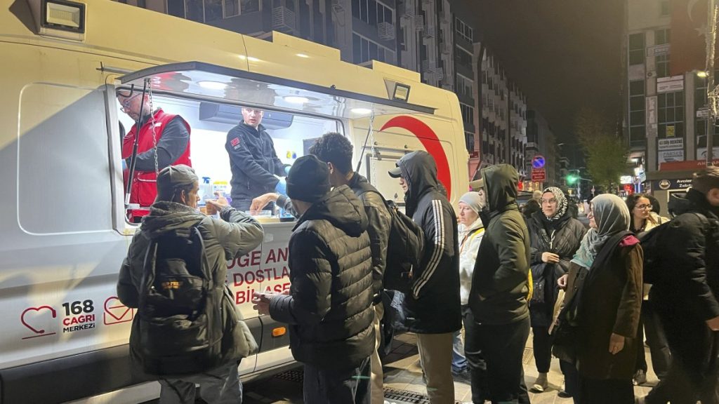 Turkish Red Crescent helps 350,000 people after Istanbul quake