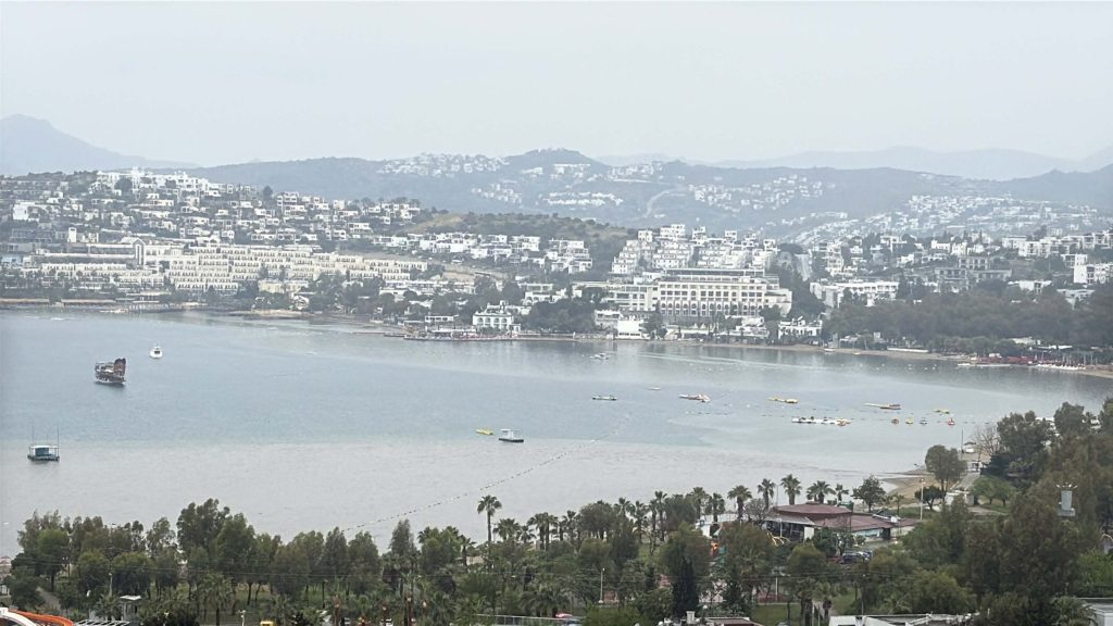Heavy rain floods streets, disrupts daily life in southwestern Türkiye