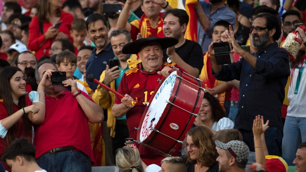 Manolo el del Bombo, Spain’s drum-beating superfan, dies at 76