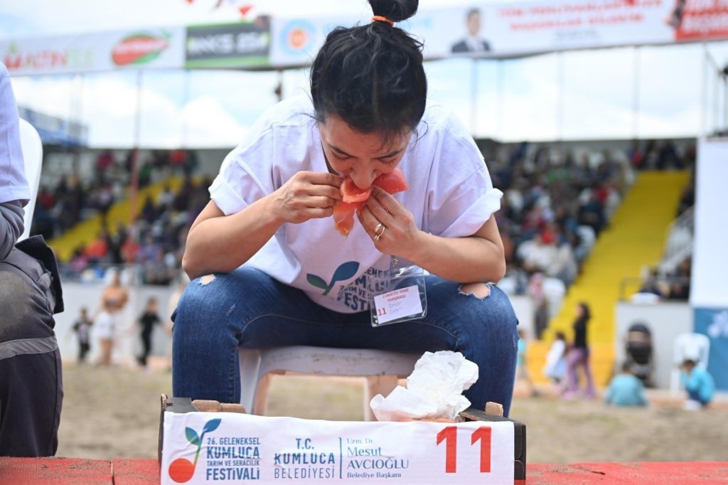 Tomato-eating contest in Antalya sees strong competition