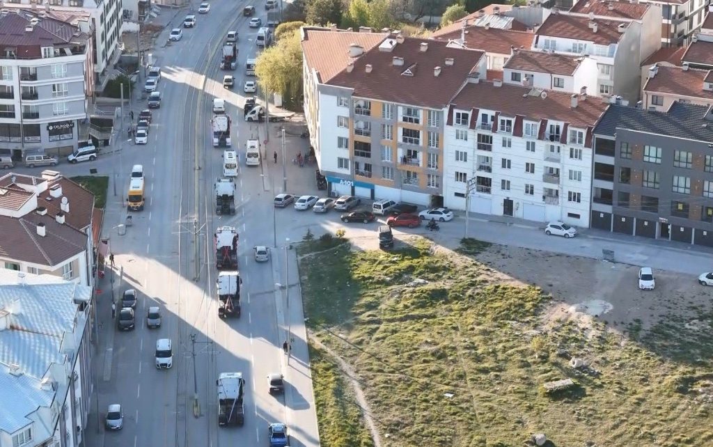Eskişehir wedding in Türkiye draws attention with truck convoy