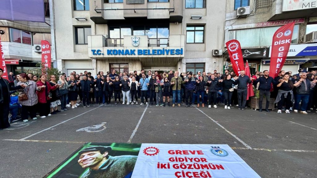 Turkish municipality asks locals to collect garbage after union strike