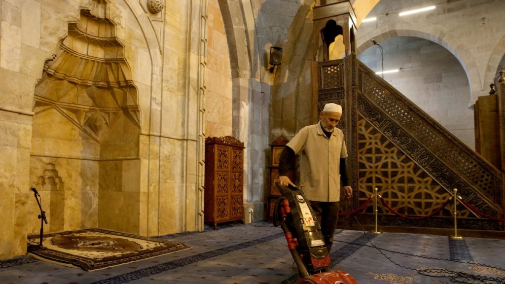 Man volunteers for 7 years to clean Ulu Cami in Türkiye’s Kayseri