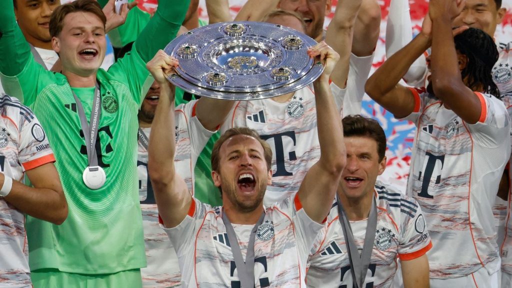 Kane finally lifts 1st trophy as Muller bids Bayern farewell