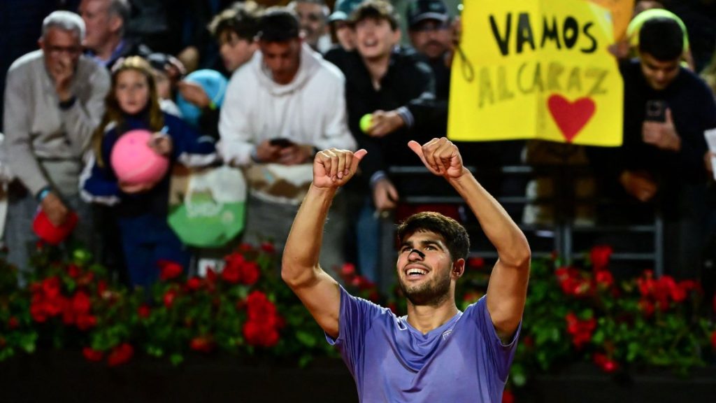 Alcaraz, Sabalenka keep cool as rivals crash out in Roman cauldron