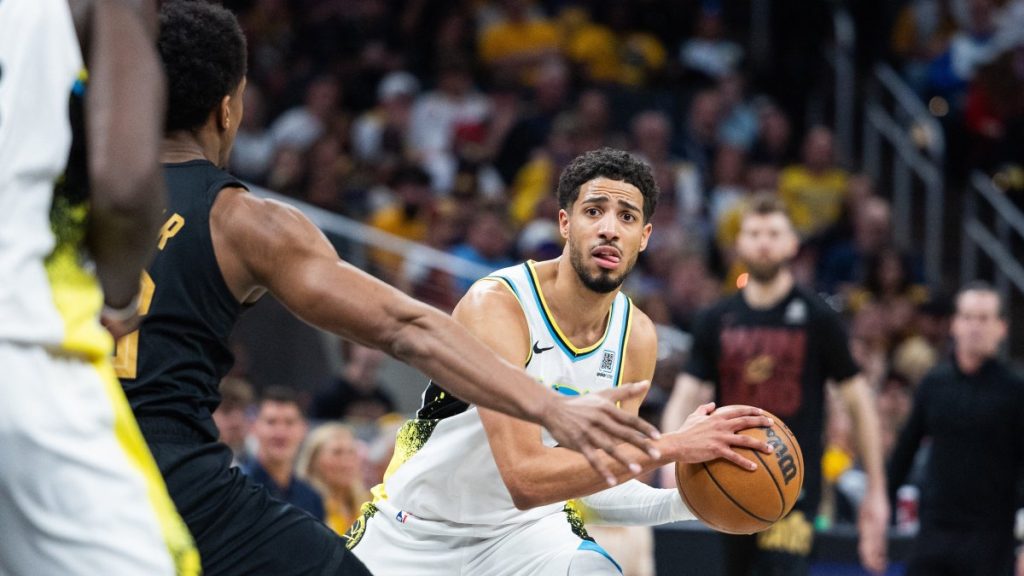Pacers flatten Cavs, Thunder beat Nuggets to even NBA playoffs series
