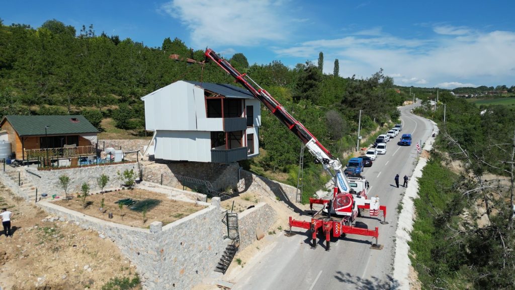 Illegal villa moved by crane shocks people in Bursa, Türkiye