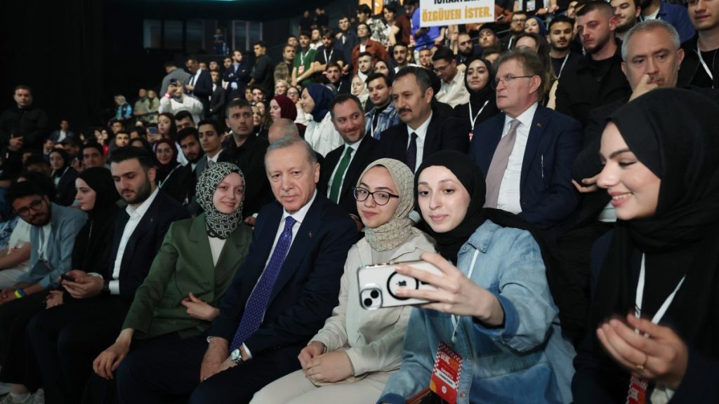 Erdoğan lauds Turkish youth on their day, brands them driving force